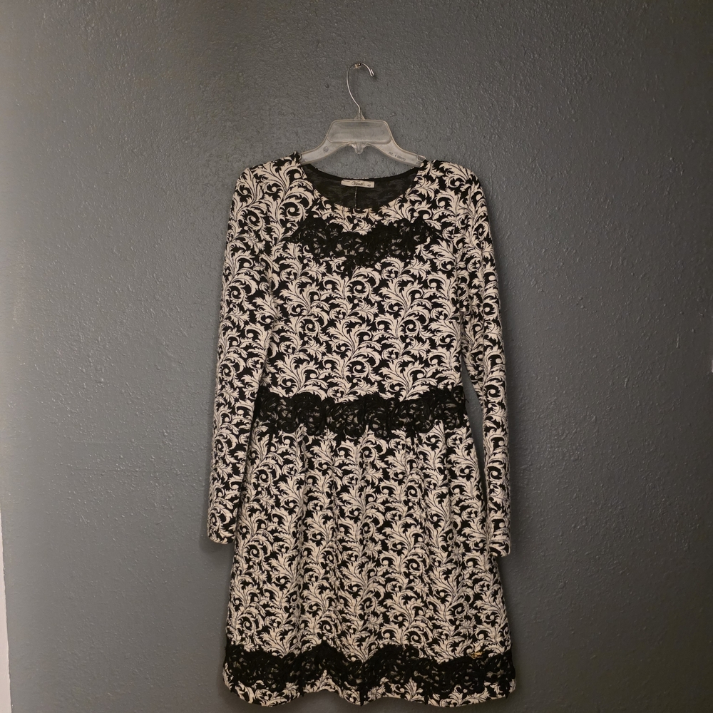 Chic Black and White Floral Lace Dress